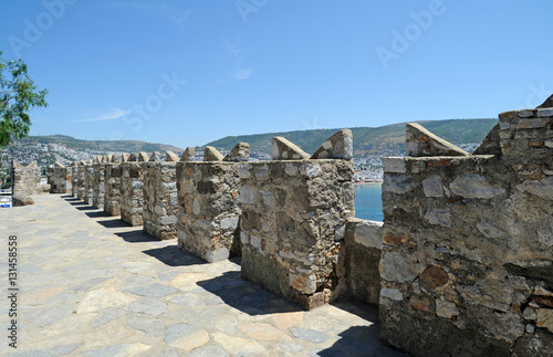 Le rempart de l'est du château Saint-Pierre à Bodrum en Anatolie photo