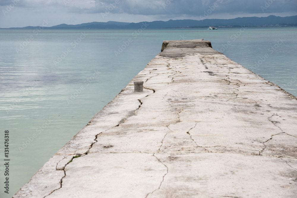 Naklejka premium 竹富島の西桟橋と海
