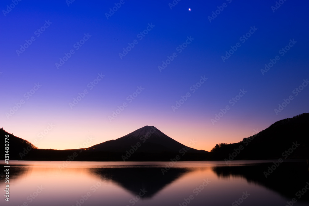 湖に浮かぶ富士山と日の出