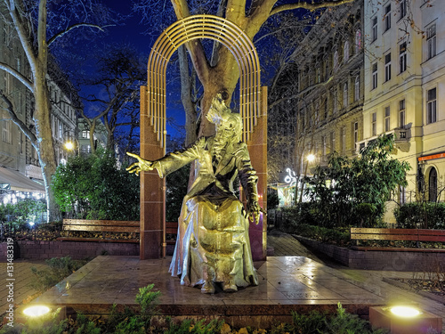 Obraz na płótnie Franz Liszt sculpture on the square of his name in Budapest in night, Hungary w salonie