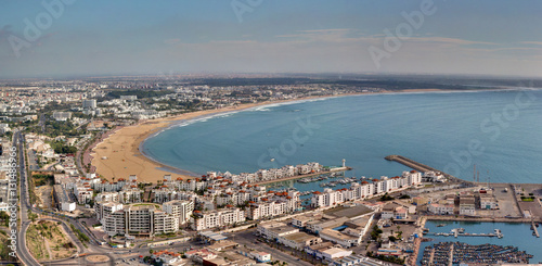 Vue panoramique sur la Marina et la plage d'Agadir depuis la Kasbah