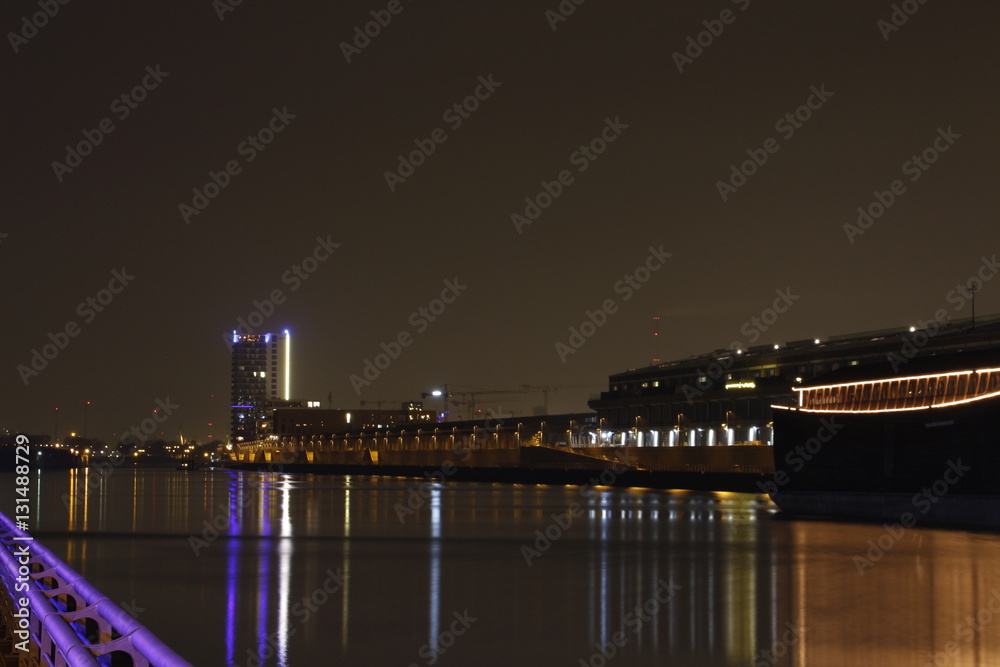 Nachts in der Überseestadt in Bremen in der Weihnachtszeit