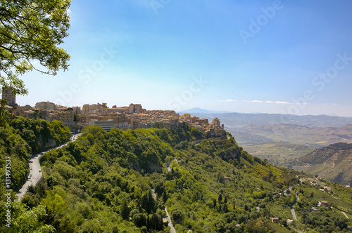 Fototapeta Naklejka Na Ścianę i Meble -  Enna auf einem Berg im Zentrum Siziliens