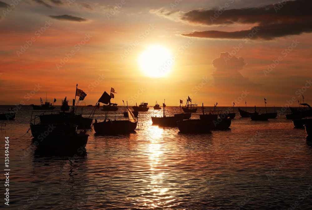 Silhouettes of Vietnamese fishing boat-baskets
