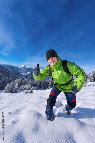 Traveler fun in the winter mountains of success, everything is O