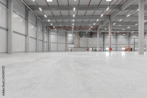 neue leere Logistikhalle photo