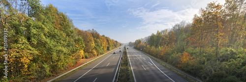 Freie Fahrt auf der Autobahn im Herbst