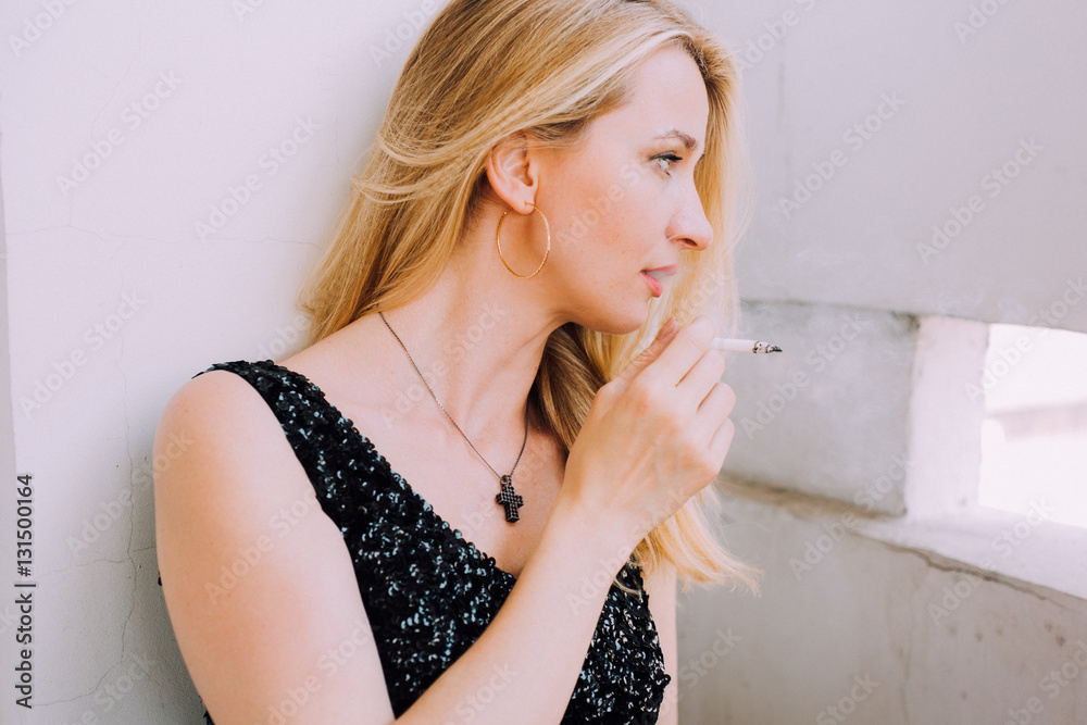 Φωτογραφία Girl with long legs in the way rock stars. Rocker girl smokes a