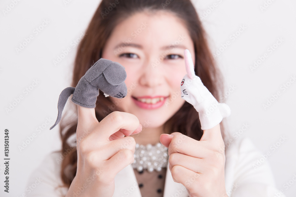 ドレス姿の女性・白バック ドレス姿の女性・白バック