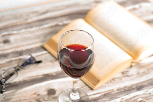 Ein Buch, Glas mit Wein und eine Brille