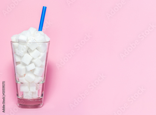 Glas voll mit Würfelzucker - Symbol für Zucker als versteckter Krankmacher.  photo