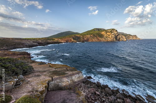 Malerische Felsenküste in Sardinien