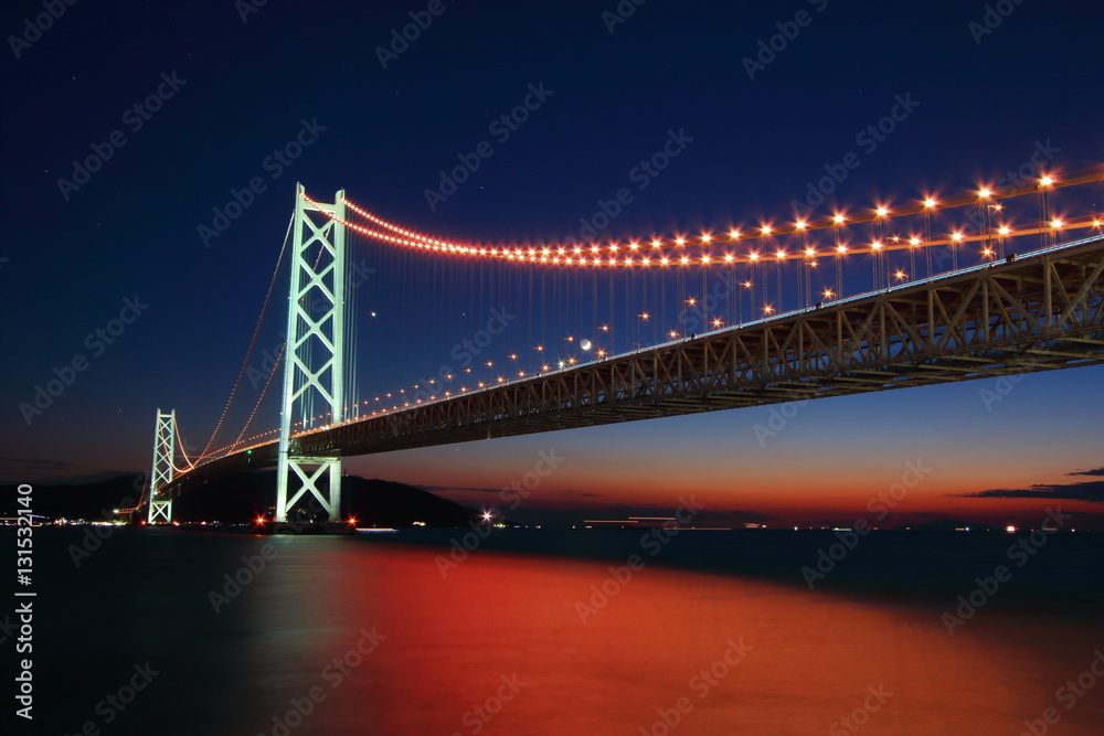 明石海峡大橋　紅に染まる明石海峡