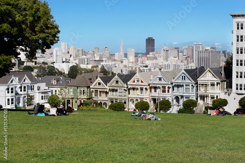 Foto View of downtown San Francisco from Alamo Square Park over the famous painted la