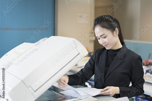 Fotografi asian woman secretary using copy machine in the office