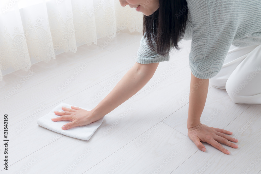 Fototapeta premium 女性 雑巾がけ