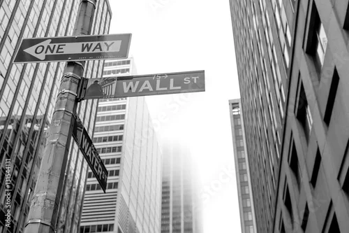 Obraz Sławny Wall Street znak w ulicie Manhattan, NYC