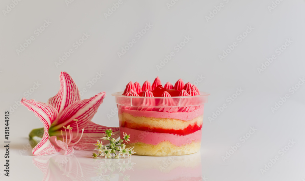 Strawberry flavored cakes Burberry pink flowers placed props.