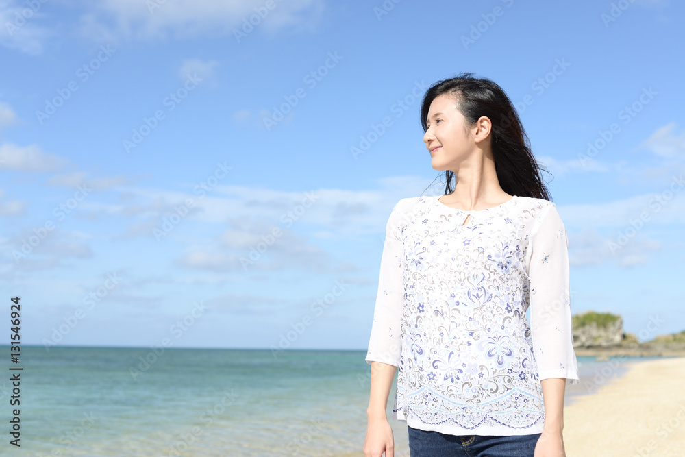 南国沖縄の美しいビーチで寛ぐ女性