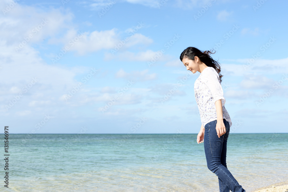 海岸で寛ぐ女性