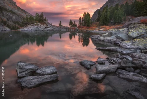 Obraz góry Ałtaj jesienią z pięknym zachodem słońca