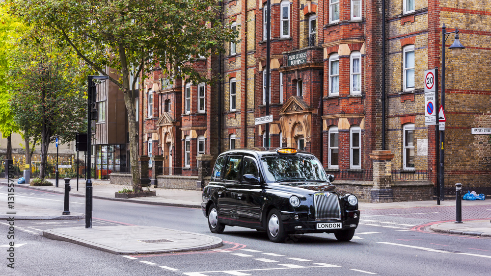 Naklejka premium Czarna taksówka na londyńskiej ulicy