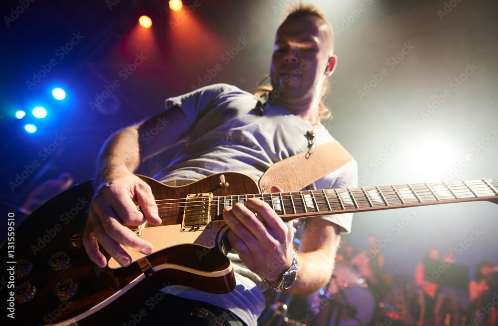 Obraz premium The guitarist plays solo.