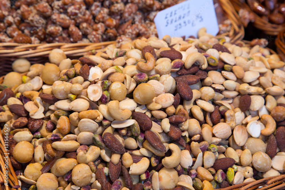 Nüsse auf dem Boqueria Markt in Barcelona Nüsse auf dem Boqueria Markt in Barcelona