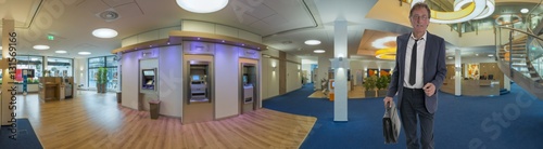 Bank Innenaufnahme mit Kunden Panorama