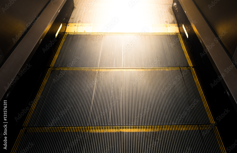 Obraz premium escalator in modern office