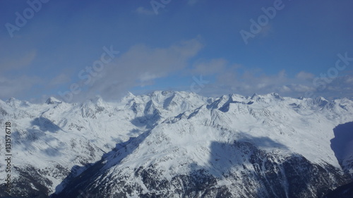 viele wei  e schneebedeckte Gipfel der Alpen in   sterreich