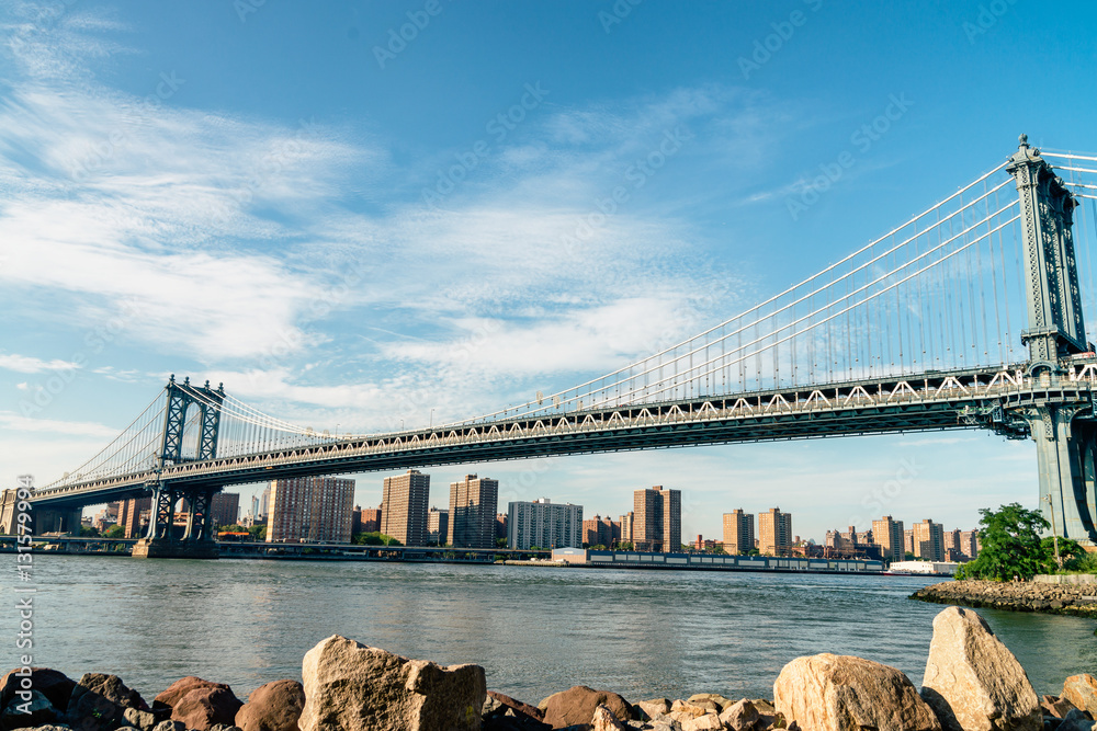 Fototapeta premium Brooklyn Bridge w Nowym Jorku o zachodzie słońca. Żywy obraz podzielony.