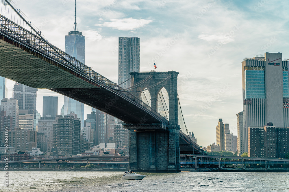 Naklejka premium Brooklyn Bridge w Nowym Jorku o zachodzie słońca. Żywy obraz podzielony.