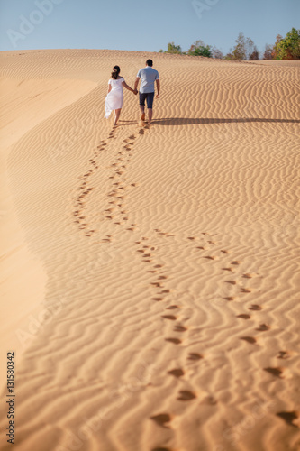 Fototapeta Naklejka Na Ścianę i Meble -  couple travel sand dune