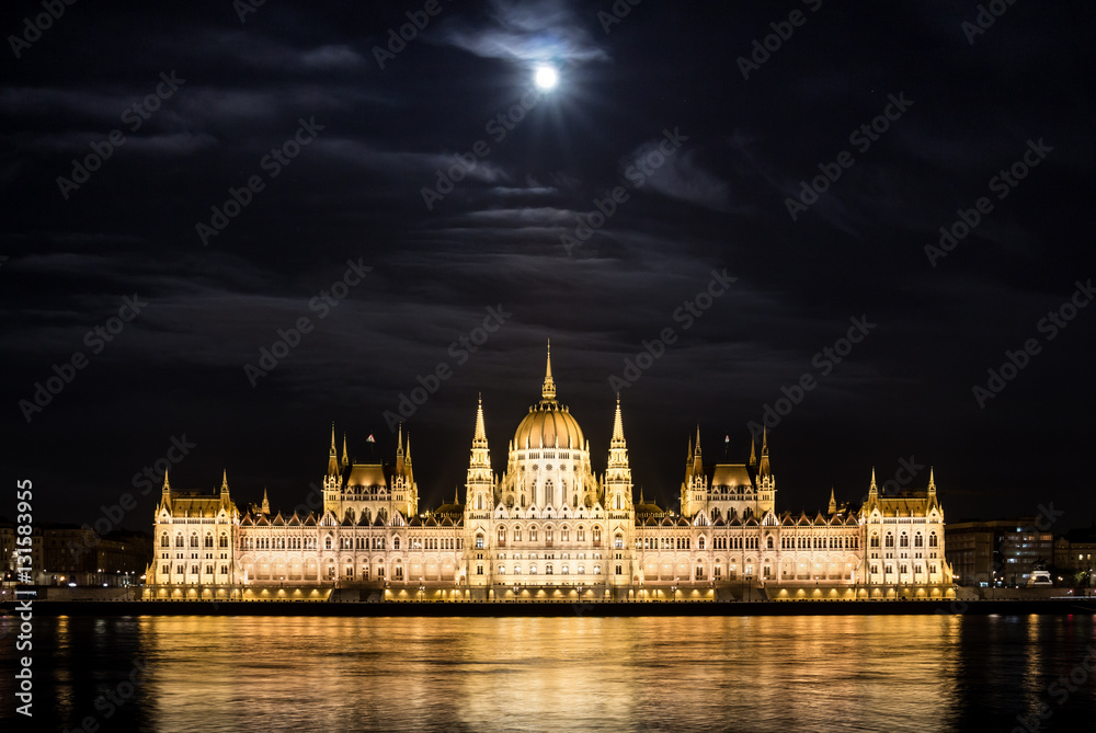 Fototapeta premium Supermoon above the Parliament of Budapest