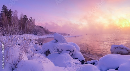 зимний пейзаж утром на реке, Россия, Урал