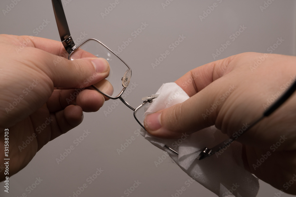 Brille reinigen mit Brillenputztücher Brille reinigen mit Brillenputztücher