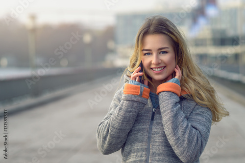 Hübsche junge Frau mit Ihrem Handy