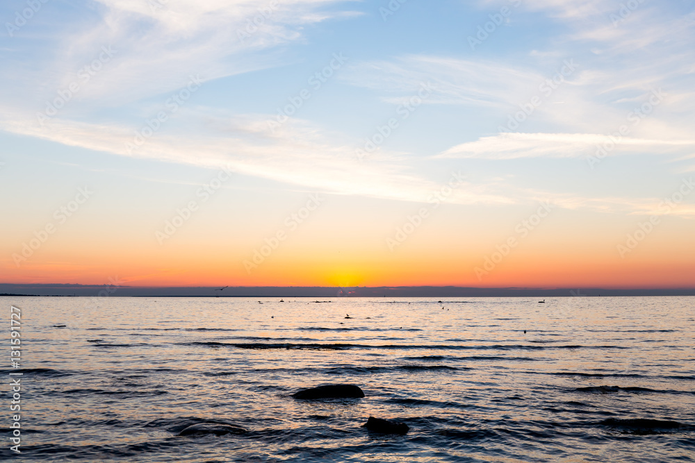 Obraz premium Bright sky and water at sunset