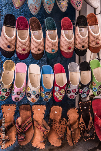 Traditionelle Schuhe auf einem Basar von Marrakesch Marokko