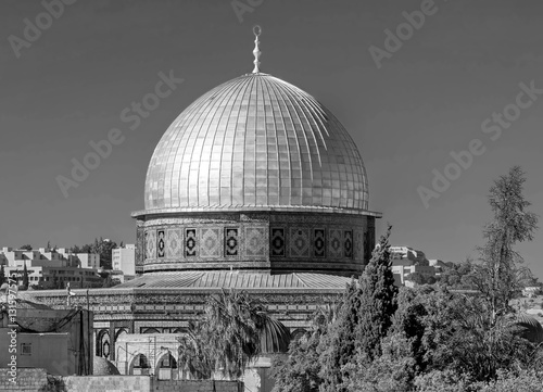 Mousque of Al-aqsa (Dome of the Rock) in Old Town - Jerusalem  (black and white)