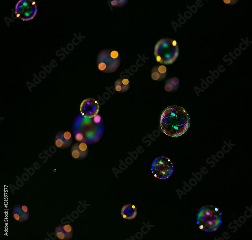 Множество мыльных пузырей на темном фоне
