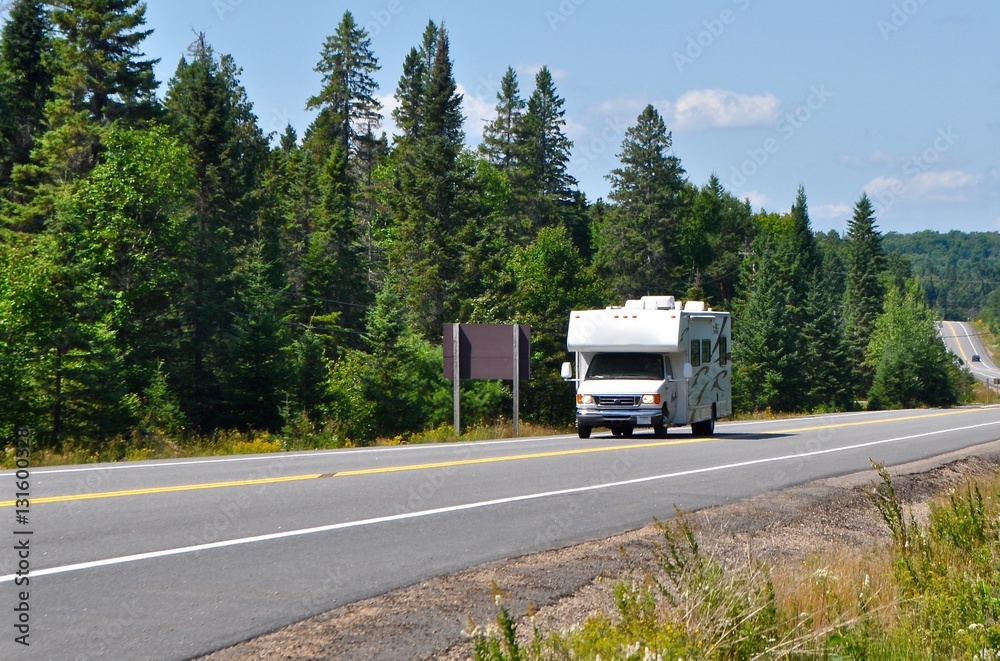 Wohnmobil fährt auf der Autostrasse durch den Nationalpark in Banff von Kanada Wohnmobil fährt auf der Autostrasse durch den Nationalpark in Banff von Kanada