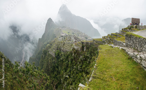 Foto Inca city Machu Picchu in mist weather