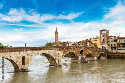 Bridge Ponte di Pietra in Verona © Sergii Figurnyi