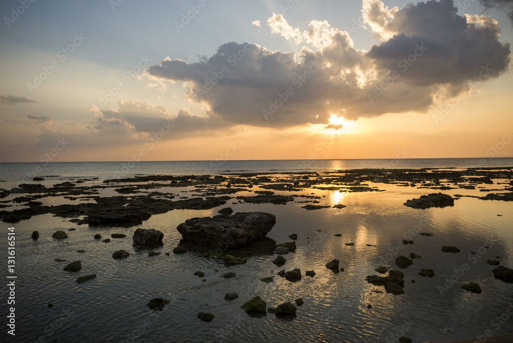 Fototapeta premium 沖縄・瀬長島の海岸の夕景