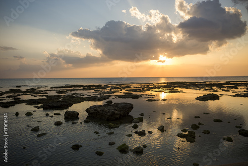 沖縄・瀬長島の海岸の夕景 © varts