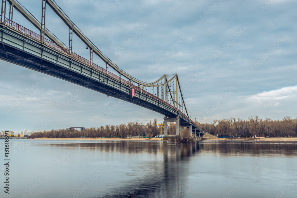 Fototapeta premium Widok na most dla pieszych w Kijowie.