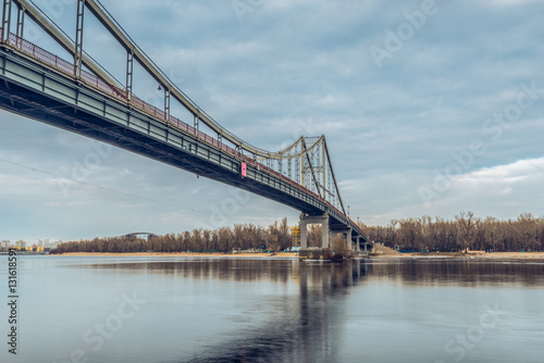 Вид на пешеходный мост в  Киеве.