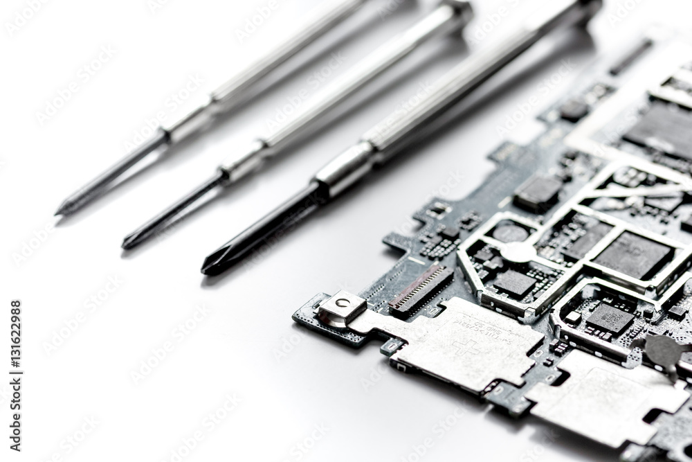 Fototapeta premium concept repair smartphone gadgets on white background